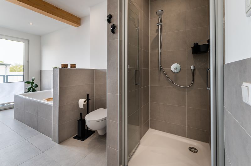 Bad mit ebenerdiger Dusche und WC