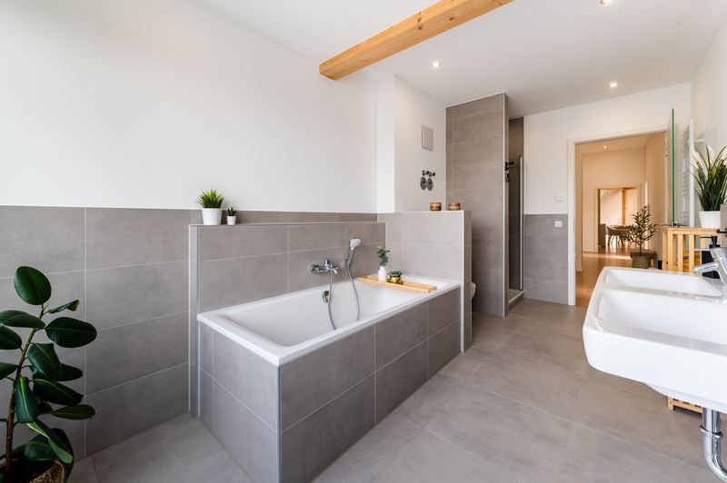 Badezimmer mit Badewanne und separater Dusche