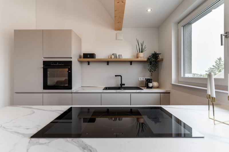 Moderne Küche mit Induktionskochfeld und Backofen