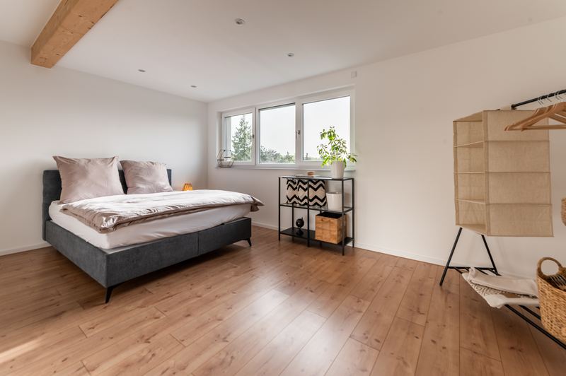 Schlafzimmer mit Doppelbett und Blick ins Grüne