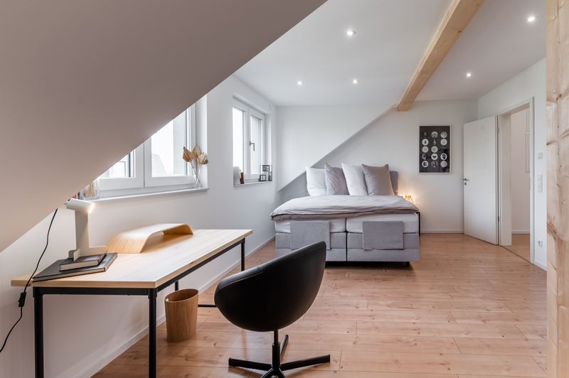 Schlafzimmer mit Doppelbett und Schreibtisch