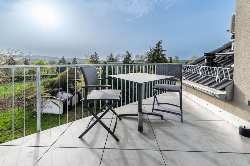 Dachterrasse mit Sitzgruppe und Blick über das Umland