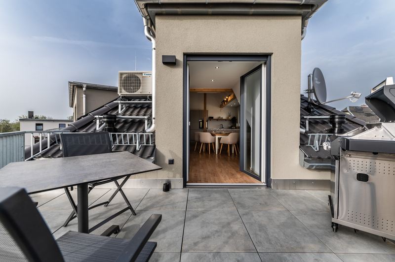 Dachterrasse mit Grill und Sitzgelegenheit