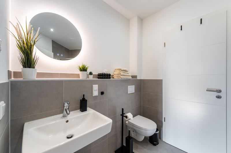 Waschbecken mit rundem Spiegel im Badezimmer