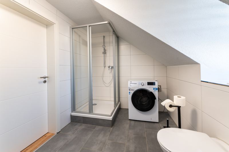 Duschbad mit Waschmaschine im Haus
