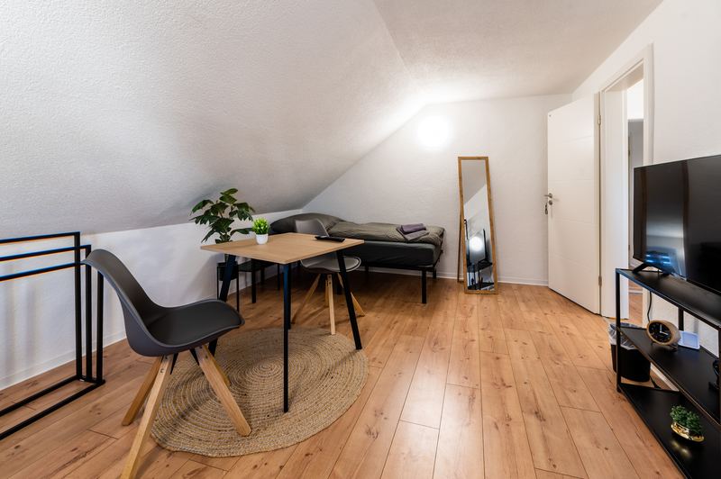 Essbereich mit Holzboden, Esstisch und Sitzgelegenheiten