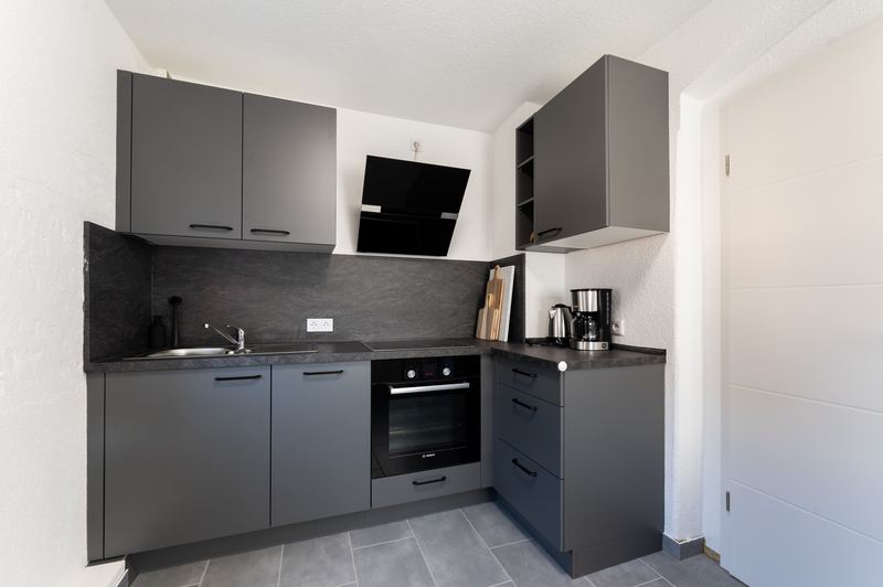 Küchenzeile mit Spüle, Backofen und Mikrowelle