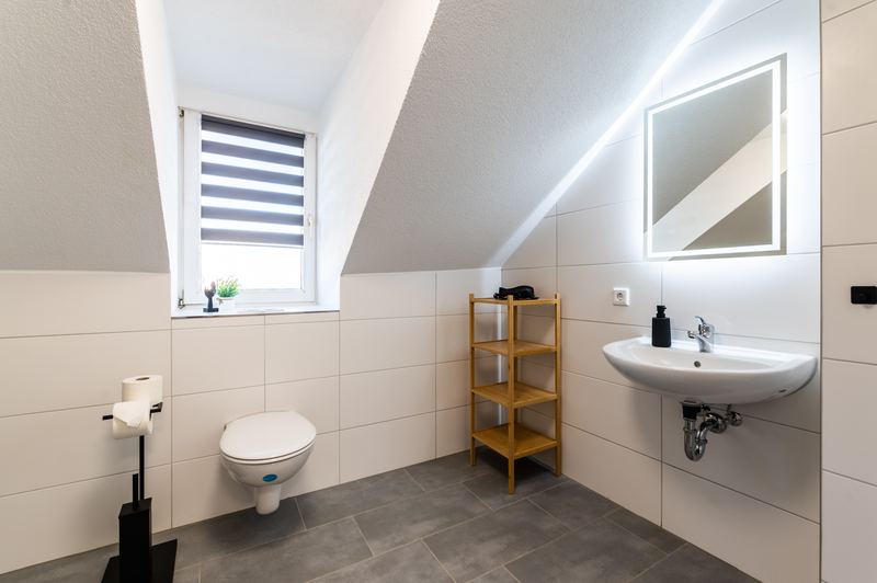 Zweites Bad mit WC und Waschbecken